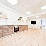 Raj Living - City Center Apartment With 5 Rooms - 10 Min Messe Dus